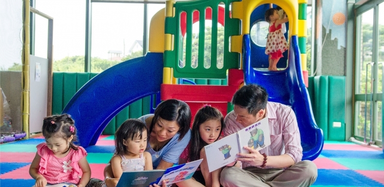<strong>Family & Kids Space</strong><b>/Children's Playroom</b>